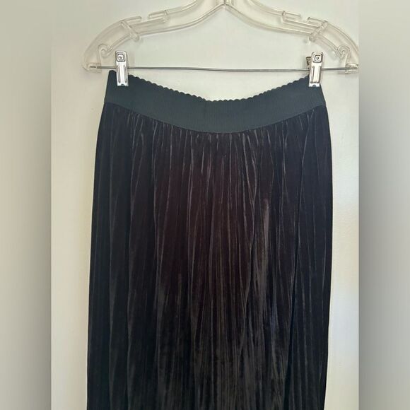 NWT Coco + Carmen black velvet pleated midi skirt size S/M witchy Wednesday - Picture 5 of 9